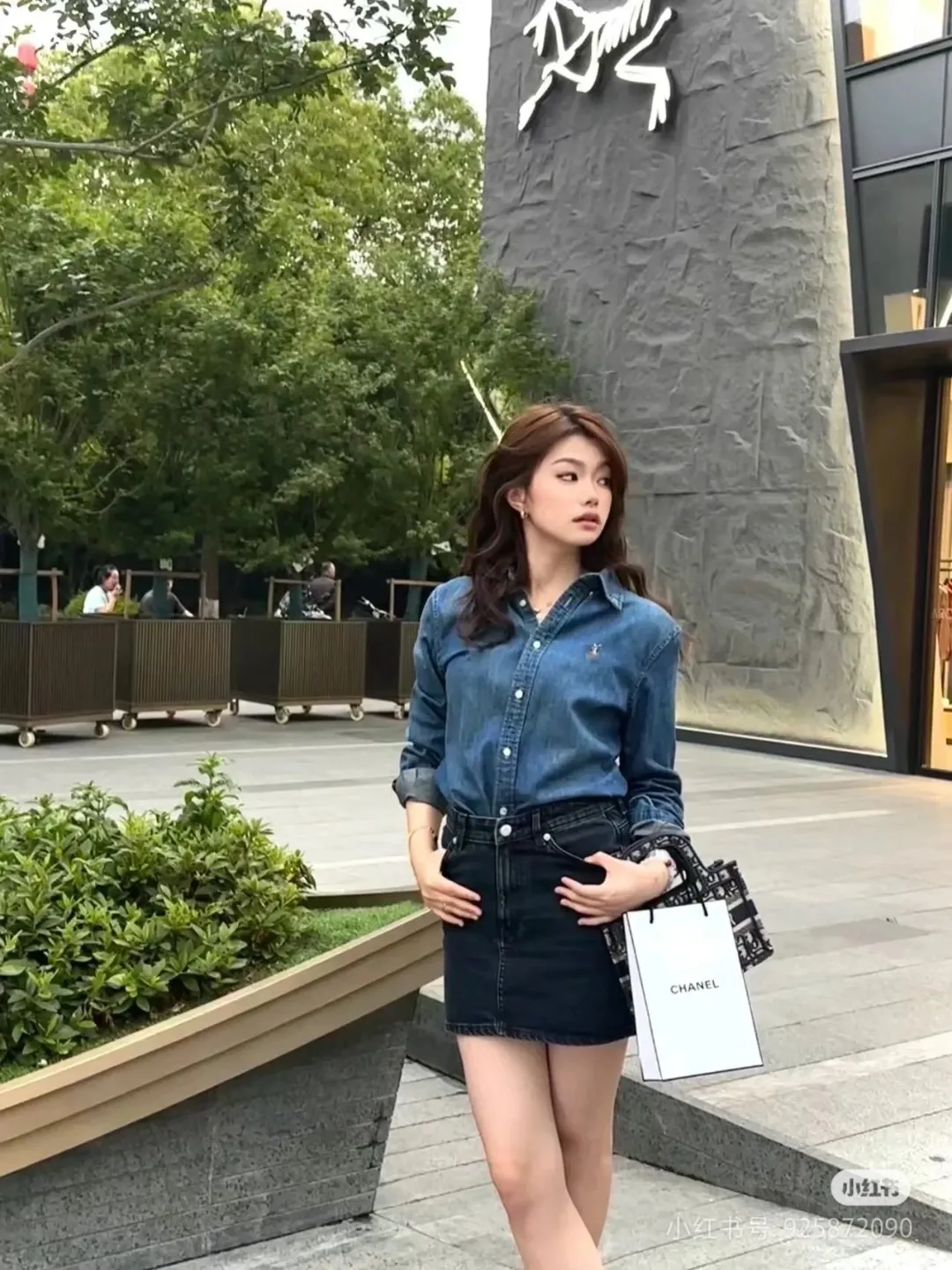 P270 💰 "Top Quality" Style Number: CY106# [Ralph Lauren American Retro Goddess Versatile Shirt Long Sleeve] ✅Ralph Lauren star's popular all-match denim shirt long sleeve for all seasons ✅Top ceiling quality ZP original development, real objects can be compared at will ✅Original fabric washed and hand polished, soft and comfortable, vertical and stylish ✅Casual style tailoring, back splicing, short front and long curved hem ✅Customized dyed original pearlescent white buttons, size divisions, lapels slightly dropped to the shoulders, ✅Length in the front to cover the crotch, and length in the back to the bottom of the hips. The upper body is simple and versatile and looks slimmer. ✅The upper body looks much better than the real thing. It can be worn alone and worn in all seasons. Highly recommended for goddesses. Size: S-L Color: Denim Blue